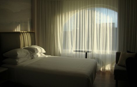 Psihologia luminii: cum influențează jaluzelele și draperiile starea de spirit în locuință