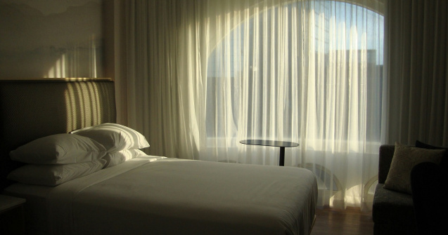 Psihologia luminii: cum influențează jaluzelele și draperiile starea de spirit