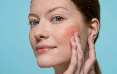 Fard de pudră sau blush lichid? Ce aleg româncele în 2025