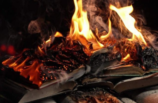 Ce ne &icirc;nvață &bdquo;Fahrenheit 451&rdquo; despre pericolul uitării și arderea conștiinței colective