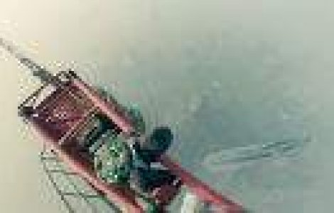 VIDEO: In echilibru la 650 m, de pe a doua cea mai inalta cladire din lume