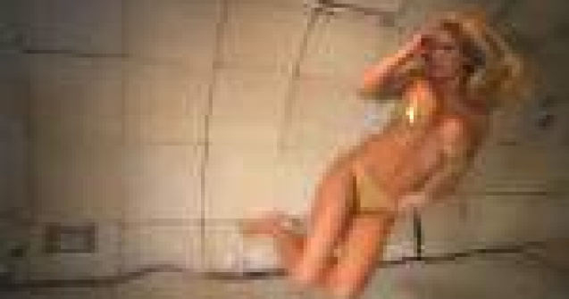 Yeah, science! Kate Upton in costum de baie, la gravitatie zero