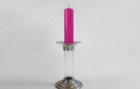 Ai mai vazut asa ceva? Lumanarea care renaste din propria ceara