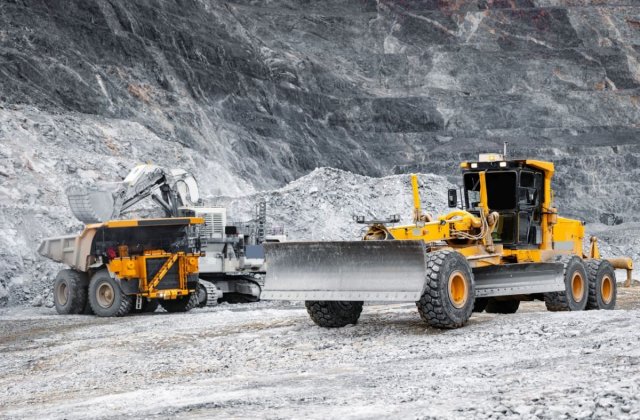 Extragerea pietrișului din cariere: pași esențiali pentru o muncă eficientă și sigură