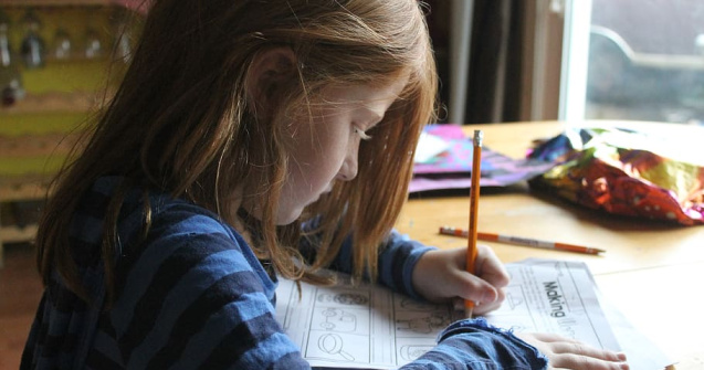 Fișetul metalic și rechizitele școlare, „combinația” imbatabilă pentru copil