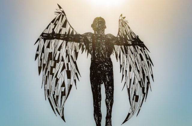 Icarus: Aripile dorinței, focul m&acirc;ndriei și adevărul din cădere