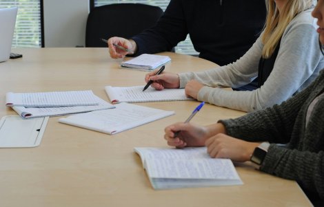 Tinerii sub 30 de ani din Brașov: cum te poate ajuta un curs de calificare să-ți găsești drumul profesional