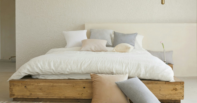 Tapetul și patul tapițat: soluții pentru a transforma un dormitor banal