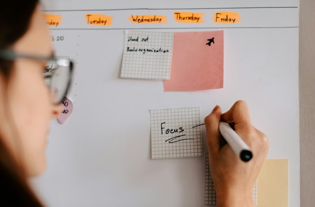 Cum să răm&acirc;i cu mintea la muncă atunci c&acirc;nd afară e vreme de plajă: 5 soluții care chiar te ajută