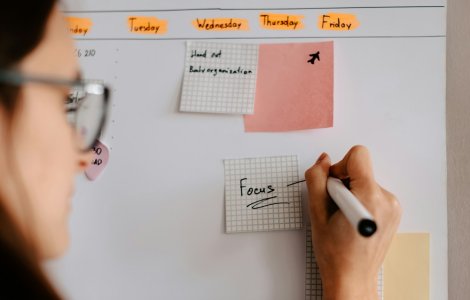 Cum să rămâi cu mintea la muncă atunci când afară e vreme de plajă: 5 soluții care chiar te ajută