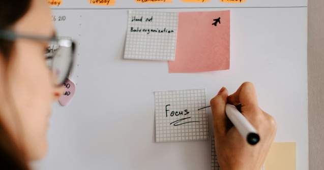 Cum să rămâi cu mintea la muncă atunci când afară e vreme de plajă