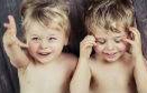  Top  Le recunosti? Uite cum aratau vedetele cand erau mici