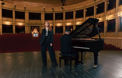 Feli lansează „Mâinile”, piesa-balsam pentru sufletele îndrăgostite