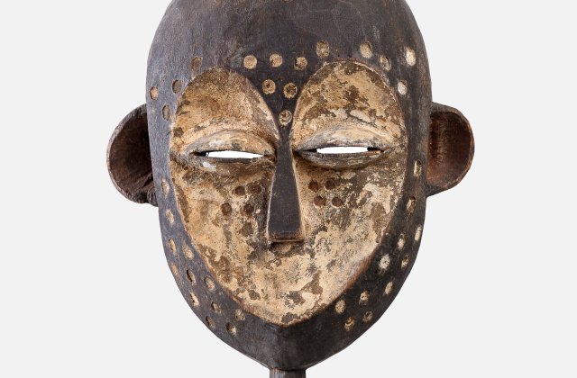 Legenda spionajului rom&acirc;nesc &icirc;și vinde colecția de artă africană. Măști și statuete de ritual, exclusiv, la Artmark!