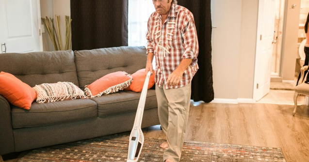 Cum să alegi un aspirator vertical și ce beneficii aduce în casa ta