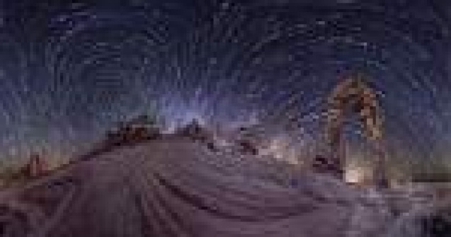 Trebuie sa vezi clipul asta: panorama timelapse cu cerul instelat