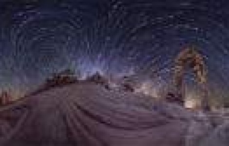 Trebuie sa vezi clipul asta: panorama timelapse cu cerul instelat