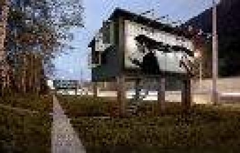 Panouri publicitare transformate in adapost pentru oamenii strazii