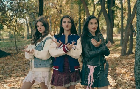 Poetika lansează „Ce te legeni, codrule” – o reinterpretare pop-electronică a poeziei lui Mihai Eminescu