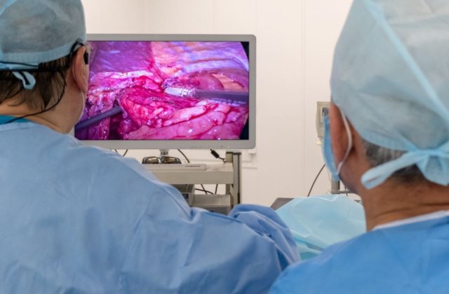 Beneficiile chirurgiei toracice minim invazive: cum &icirc;mbunătățește tehnologia video-asistată rezultatele