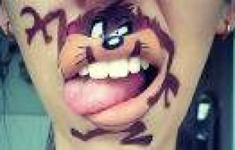  Top  Artista care isi transforma buzele in personaje de desene animate