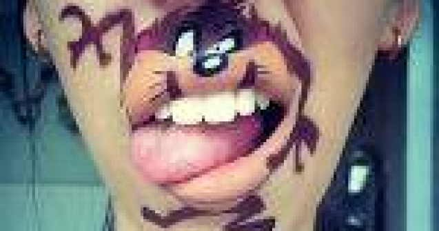  Top  Artista care isi transforma buzele in personaje de desene animate