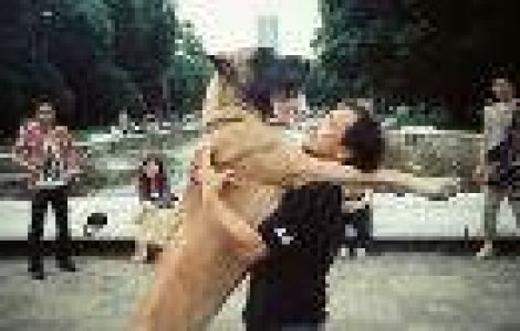  Top  Aww! Poze adorabile: Caini care isi imbratiseaza stapanii