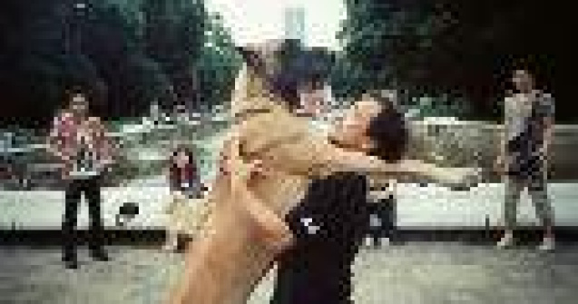  Top  Aww! Poze adorabile: Caini care isi imbratiseaza stapanii