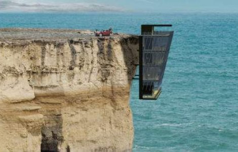 Casa suspendata deasupra oceanului. Ai avea curaj sa locuiesti in ea?