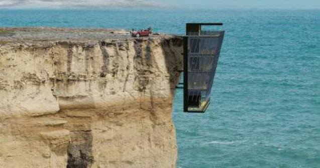 Casa suspendata deasupra oceanului. Ai avea curaj sa locuiesti in ea?