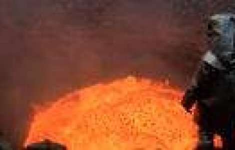 VIDEO: Ei au avut curajul sa coboare in craterul unui vulcan care erupe