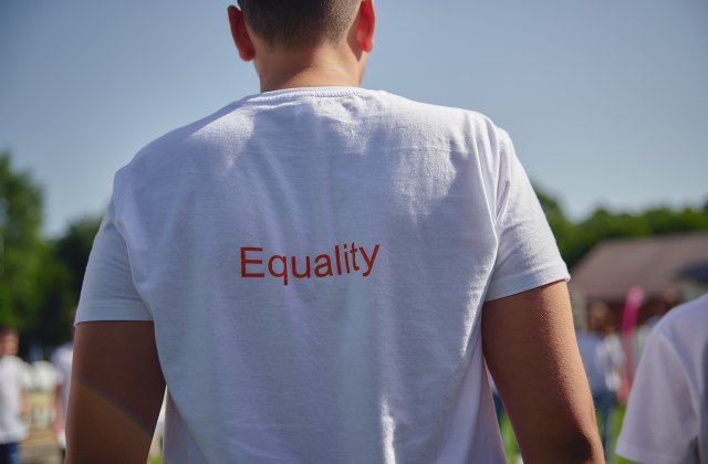 Ziua Internaţională pentru Eliminarea Violenţei asupra Femeilor: World Vision Rom&acirc;nia cere Academiei Rom&acirc;ne actualizarea definiției pentru &bdquo;femeie&rdquo; din DEX: &bdquo;Limbajul modelează mentalități. Iar mentalitățile pot preveni violența&rdquo;