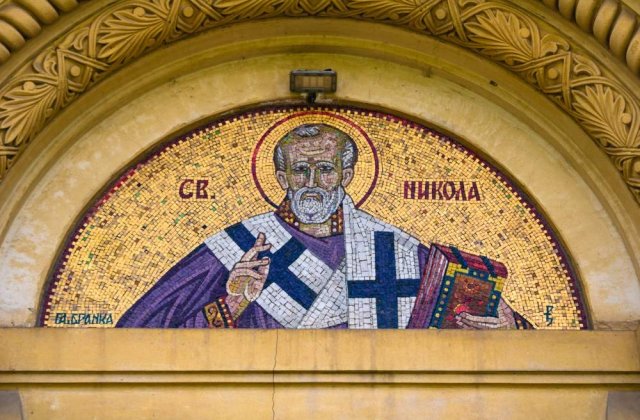 Legenda Sf&acirc;ntului Nicolae, sf&acirc;ntul sufletelor nevoiașe. Află de ce pune Moș Nicolae cadouri &icirc;n ghete pe 6 decembrie