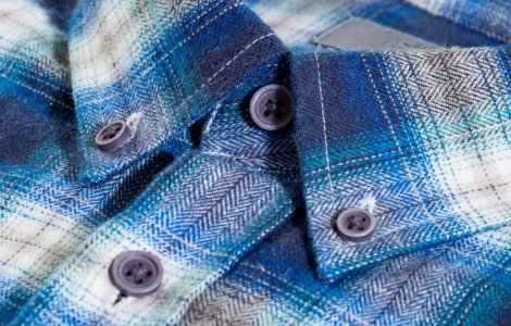 Cum să porți cămașa din lână iarna fără să te simți prea încărcat?