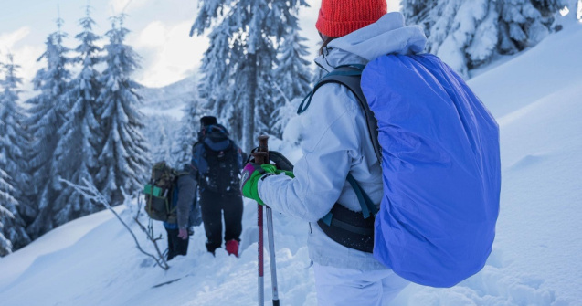 Cum să te bucuri de natură în sezonul rece: Ghidul esențial pentru drumeții