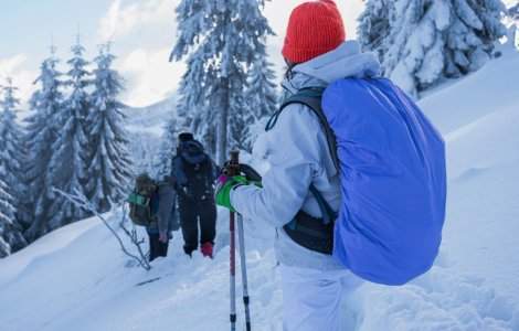 Cum să te bucuri de natură în sezonul rece: Ghidul esențial pentru drumeții