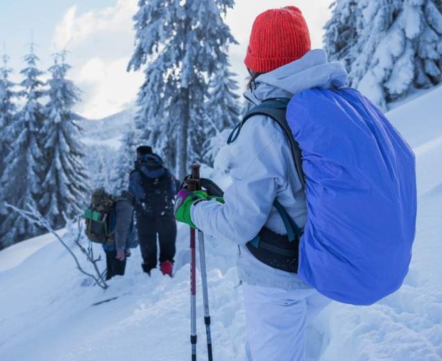 Cum să te bucuri de natură în sezonul rece: Ghidul esențial pentru drumeții