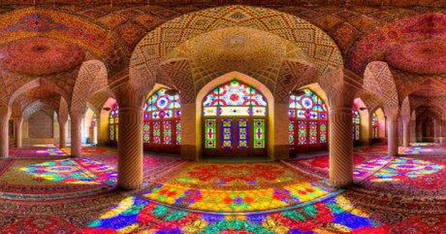 Asa arata interiorul moscheilor iranienie: 30 imagini captivante