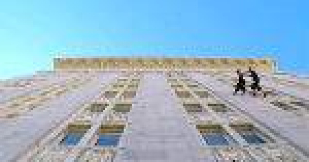 Superb! Dans pe verticala pe peretii unei cladiri