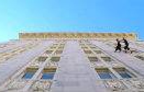 Superb! Dans pe verticala pe peretii unei cladiri