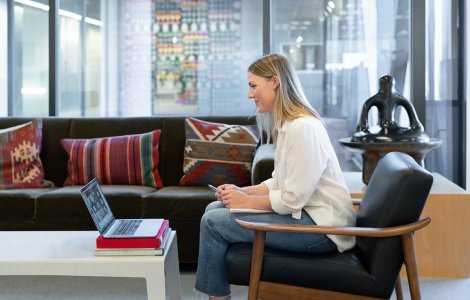 Efectul „Zoom fatigue” asupra stilului tău: cum ne-au forțat...