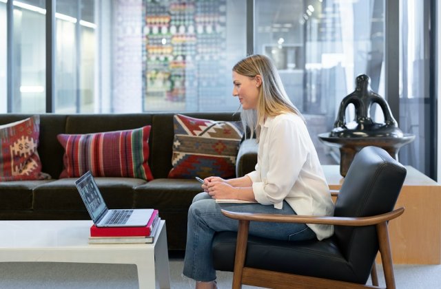 Efectul &bdquo;Zoom fatigue&rdquo; asupra stilului tău: cum ne-au forțat video-call-urile să reg&acirc;ndim accesoriile