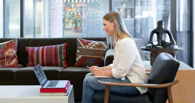 Efectul „Zoom fatigue” asupra stilului tău: cum ne-au forțat video-call-urile