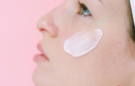 Cum îți refaci bariera cutanată după frig? Acest ingredient o repară