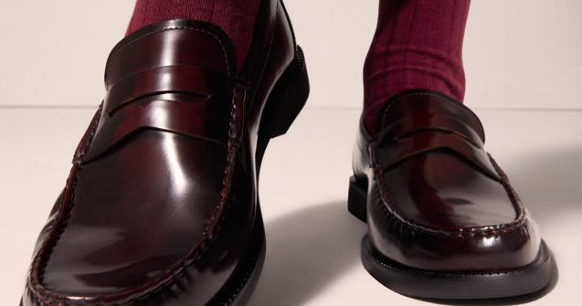 Cum să porți încălțăminte bărbați în culori puternice fără să exagerezi