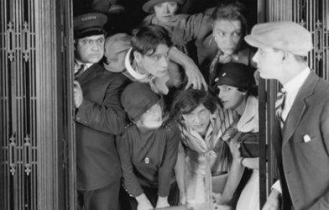 Cea mai amuzanta farsa! Liftul activat vocal care face glume si canta