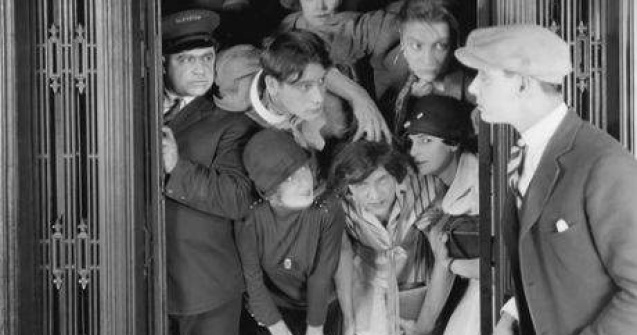 Cea mai amuzanta farsa! Liftul activat vocal care face glume si canta