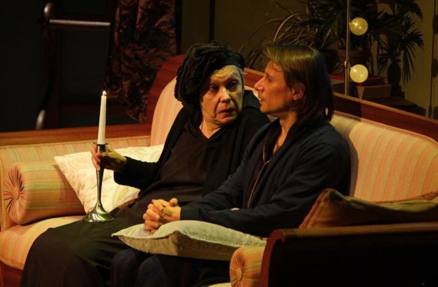 Spectacolele de teatru &bdquo;Regina mamă&rdquo;, &bdquo;Nelson&rdquo; și &bdquo;Comedie din greșeală, &icirc;n februarie pe scenele din &icirc;ntreaga țară