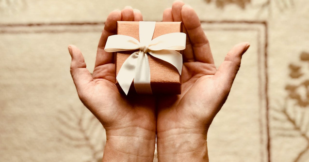 Ghid de bune maniere pentru ocazii speciale: Cum să alegi darul potrivit