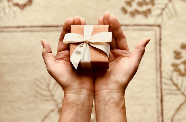 Ghid de bune maniere pentru ocazii speciale: Cum să alegi darul potrivit &icirc;n funcție de relația cu destinatarul